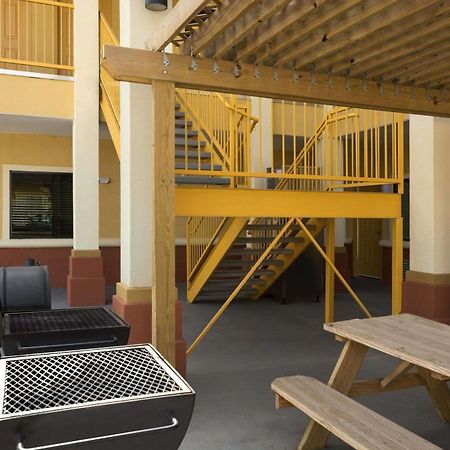 Days Inn Pearsall Ngoại thất bức ảnh